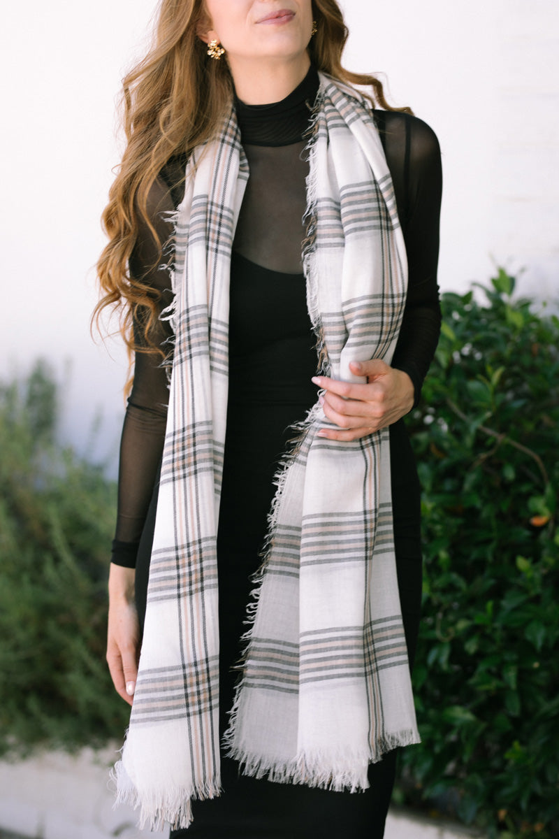 White Scarf Outfits For Women (90 ideas & outfits)