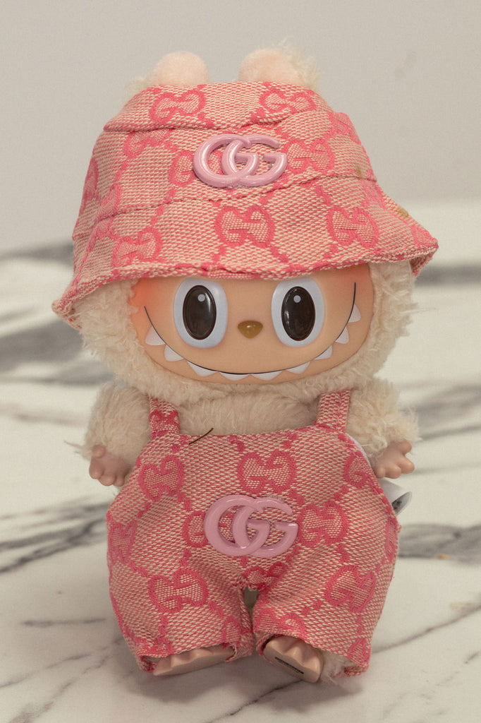 GUCCI ピンクレザー ぬいぐるみ Labubu Gucci Hat & Overalls – Morning Lavender