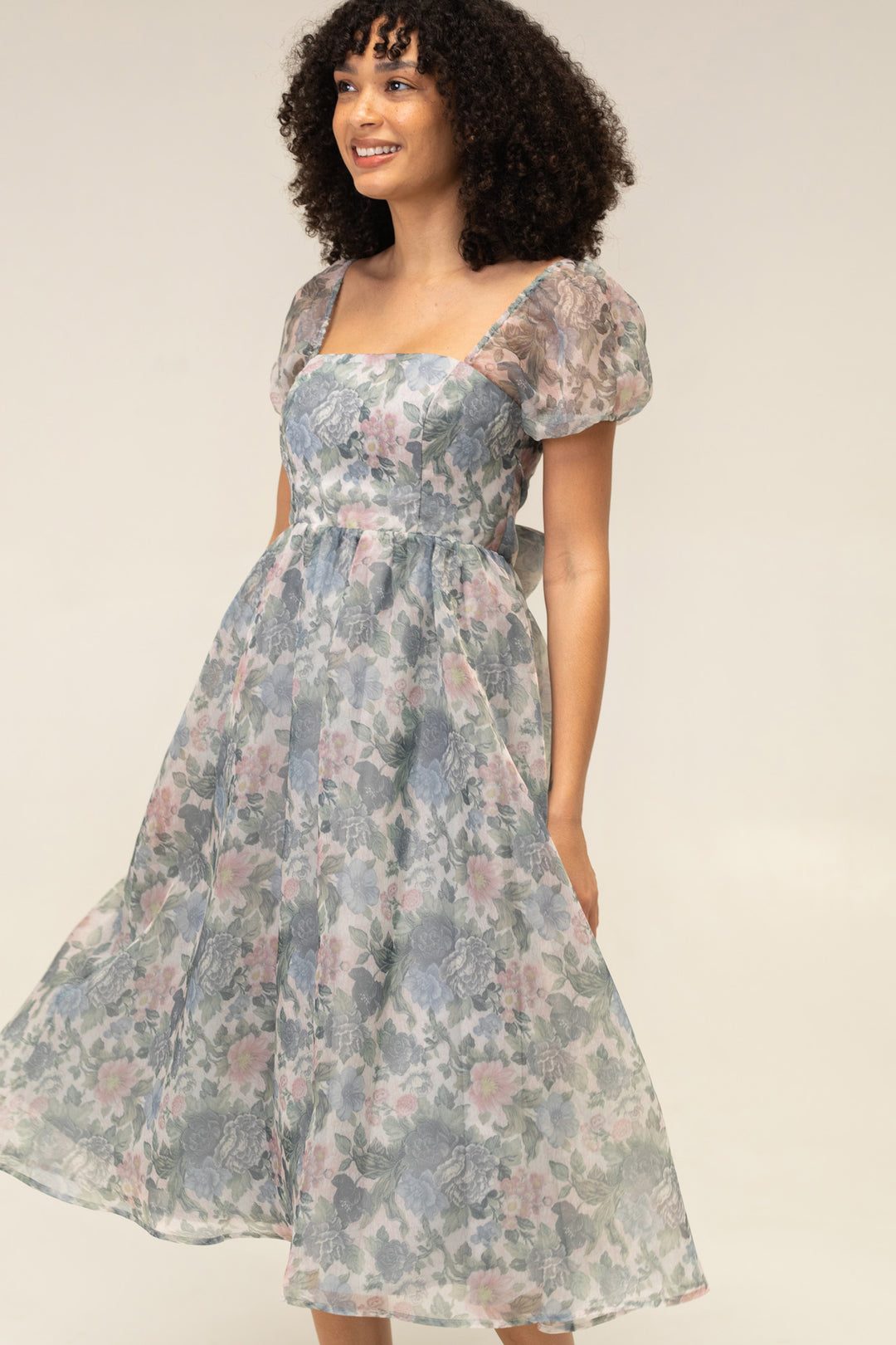 organza fabric dress designs Organza and Brocade It's possible to create beautiful designs with organza and brocade and this collection showcases some of the ways in which these can be used. Plain organza fabric has